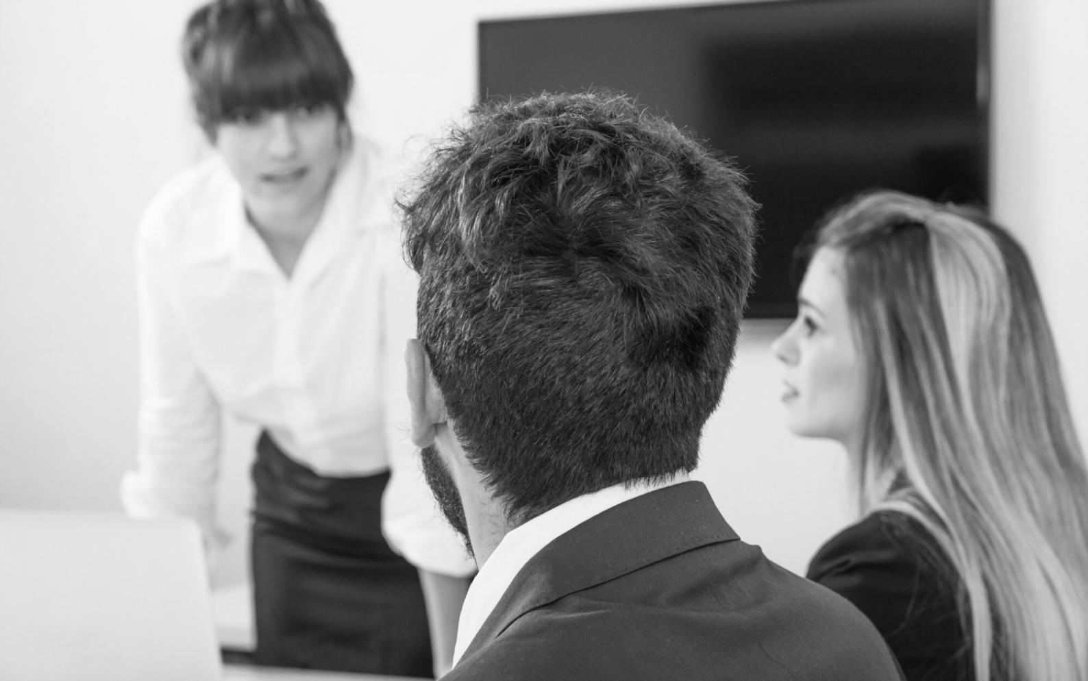 Consultor financiero revisando documentos presupuestarios